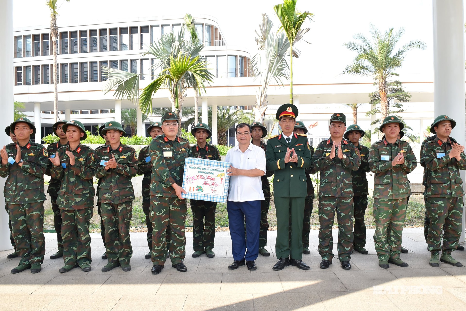 Comrade Nguyen Minh Hung, Vice Chairman of the People's Committee of Hai Phong city, presented gifts to the officers and soldiers on duty firing fireworks at the Central Political and Administrative Square of Hai Phong.