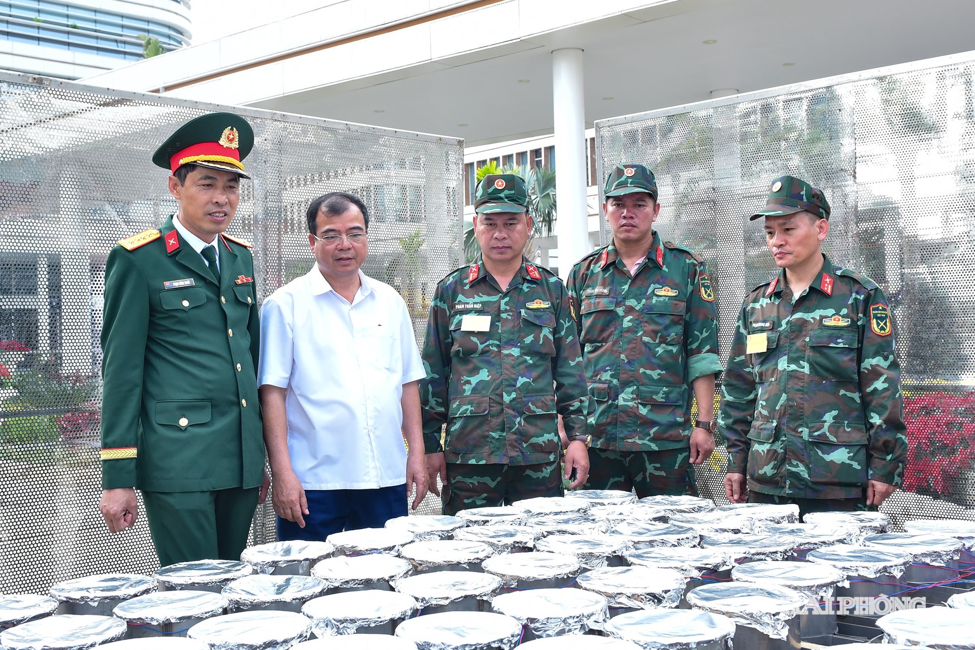 Comrade Nguyen Minh Hung, Vice Chairman of the People's Committee of Hai Phong City, inspected the preparations for the fireworks display at the Central Political and Administrative Square of Hai Phong.