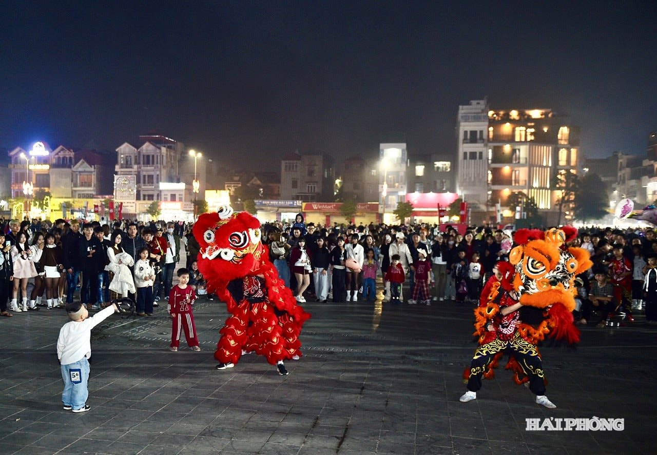 Танец льва, исполненный перед началом представления, транслировался на экране в Восточном культурном центре. Фотография Тхань Чун.