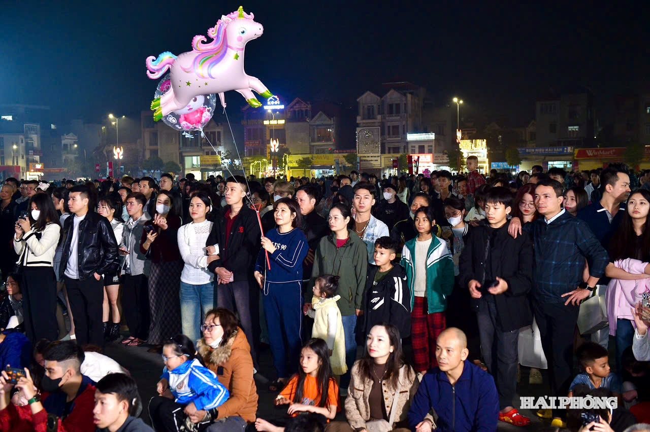 Die Bewohner im westlichen Teil der Stadt erwarteten die Show mit Spannung. (Foto: THANH CHUNG)