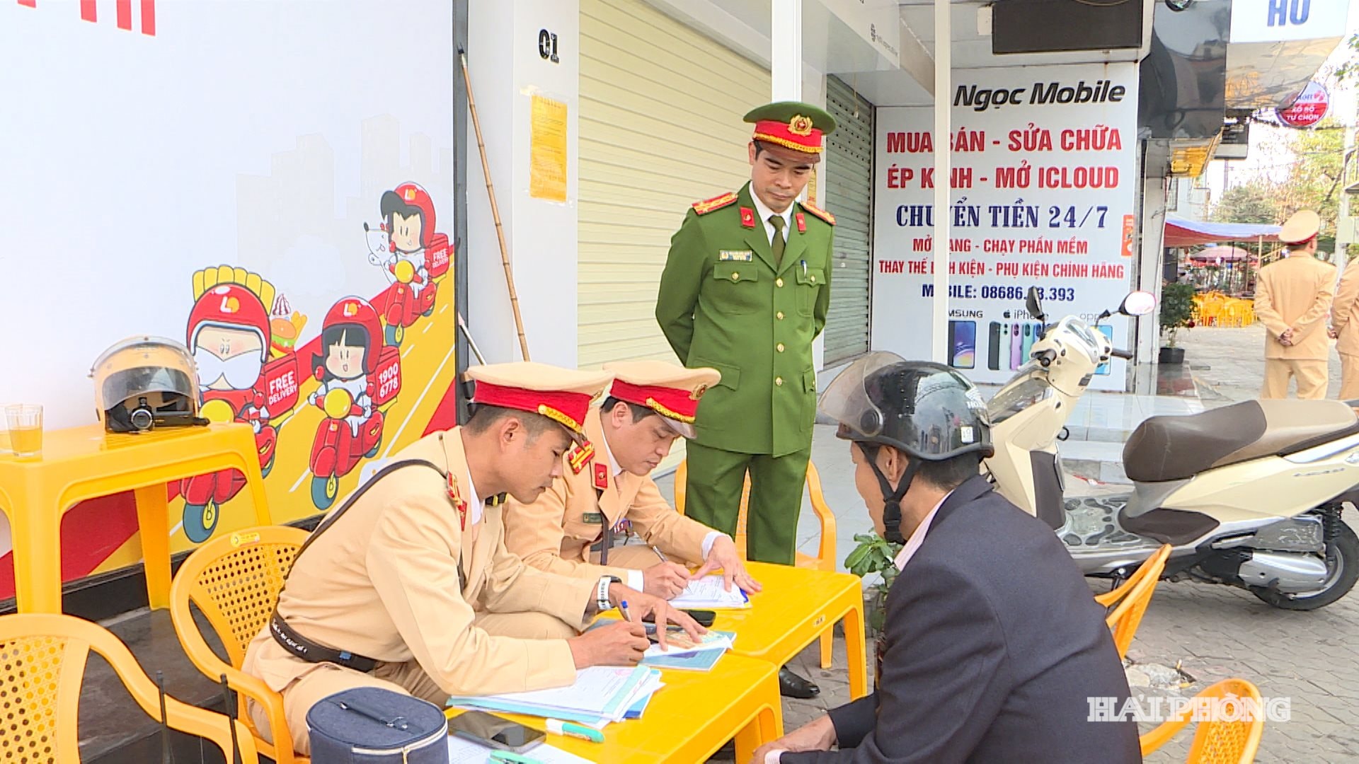Traffic Police Team No. 1 issues a citation for drunk driving at the An Duong intersection in An Bien Ward.