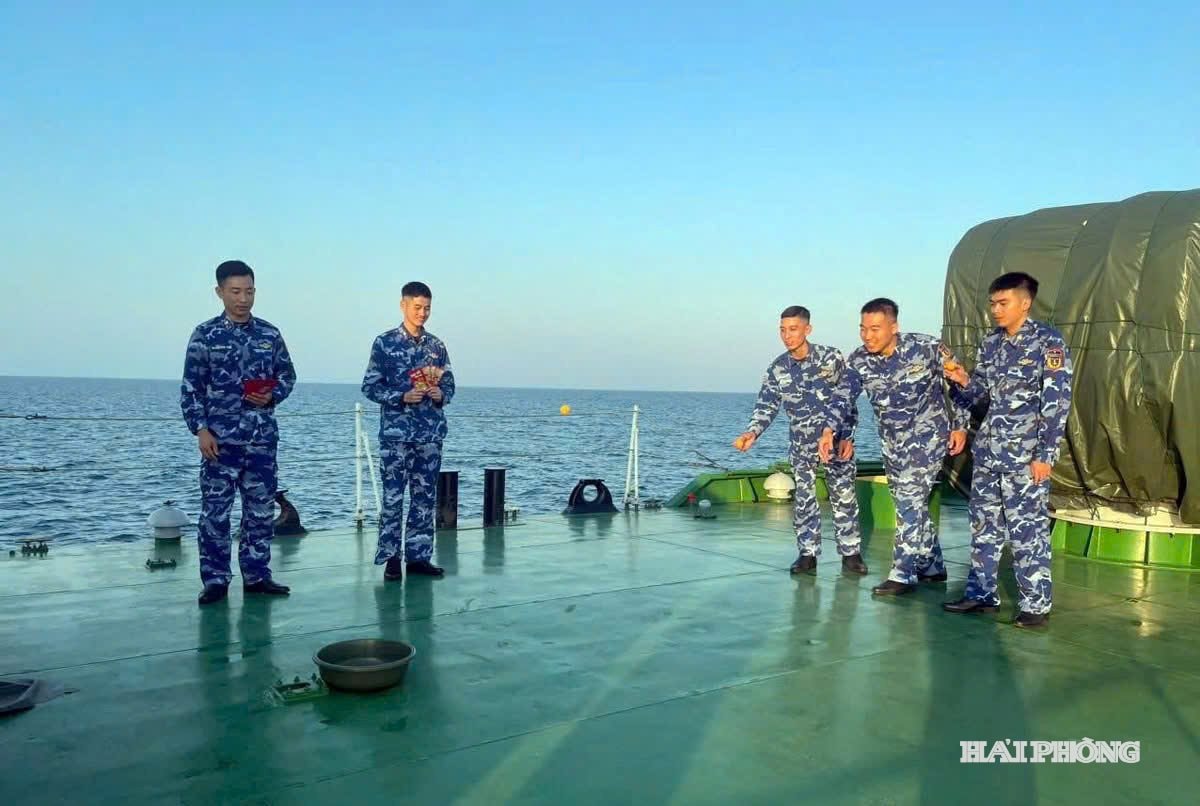 Thi ném bóng trên tàu CSB 4036