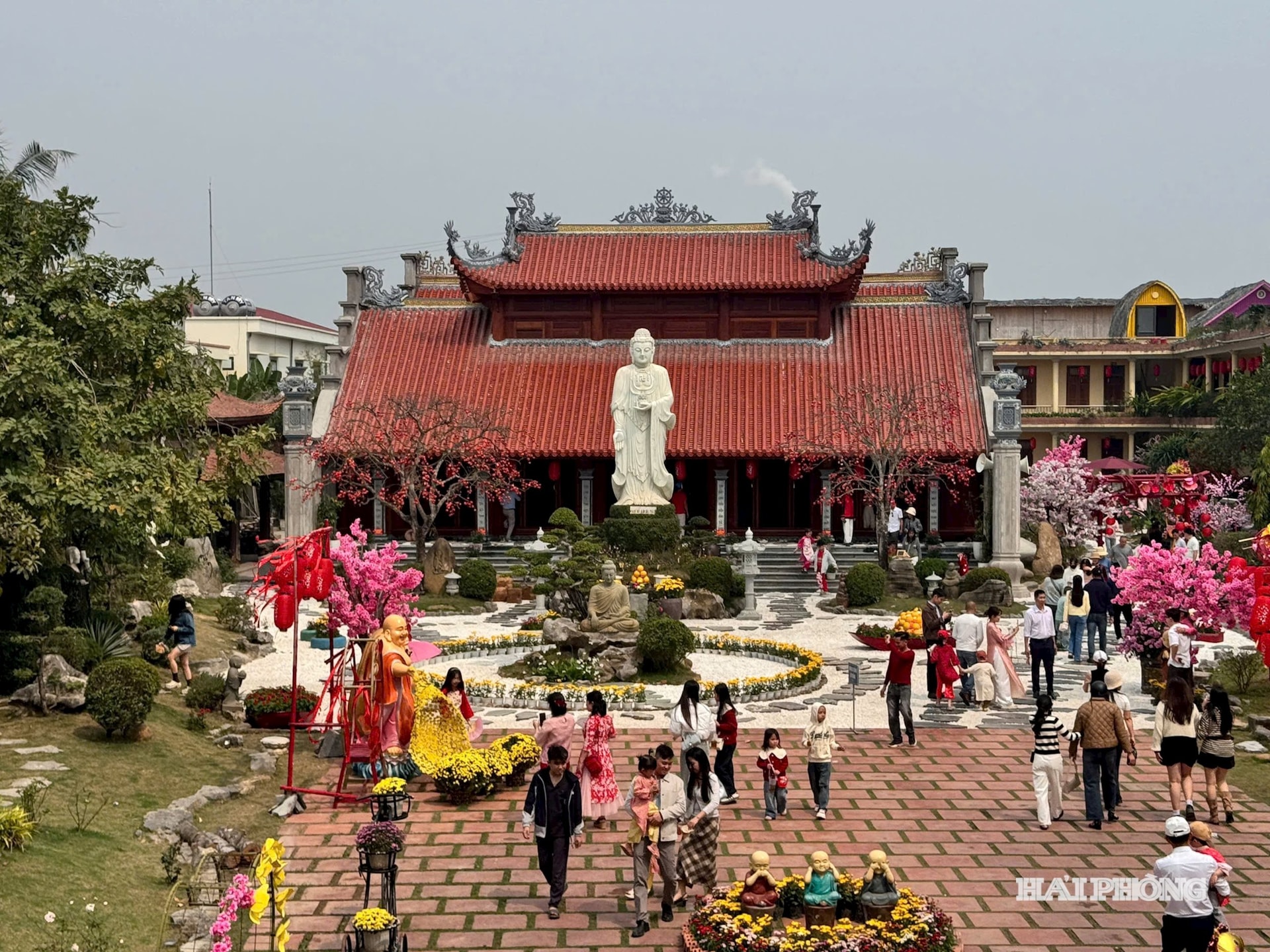 مردم در آغاز سال نو به معابد هجوم آوردند تا برای صلح و خوشبختی دعا کنند.