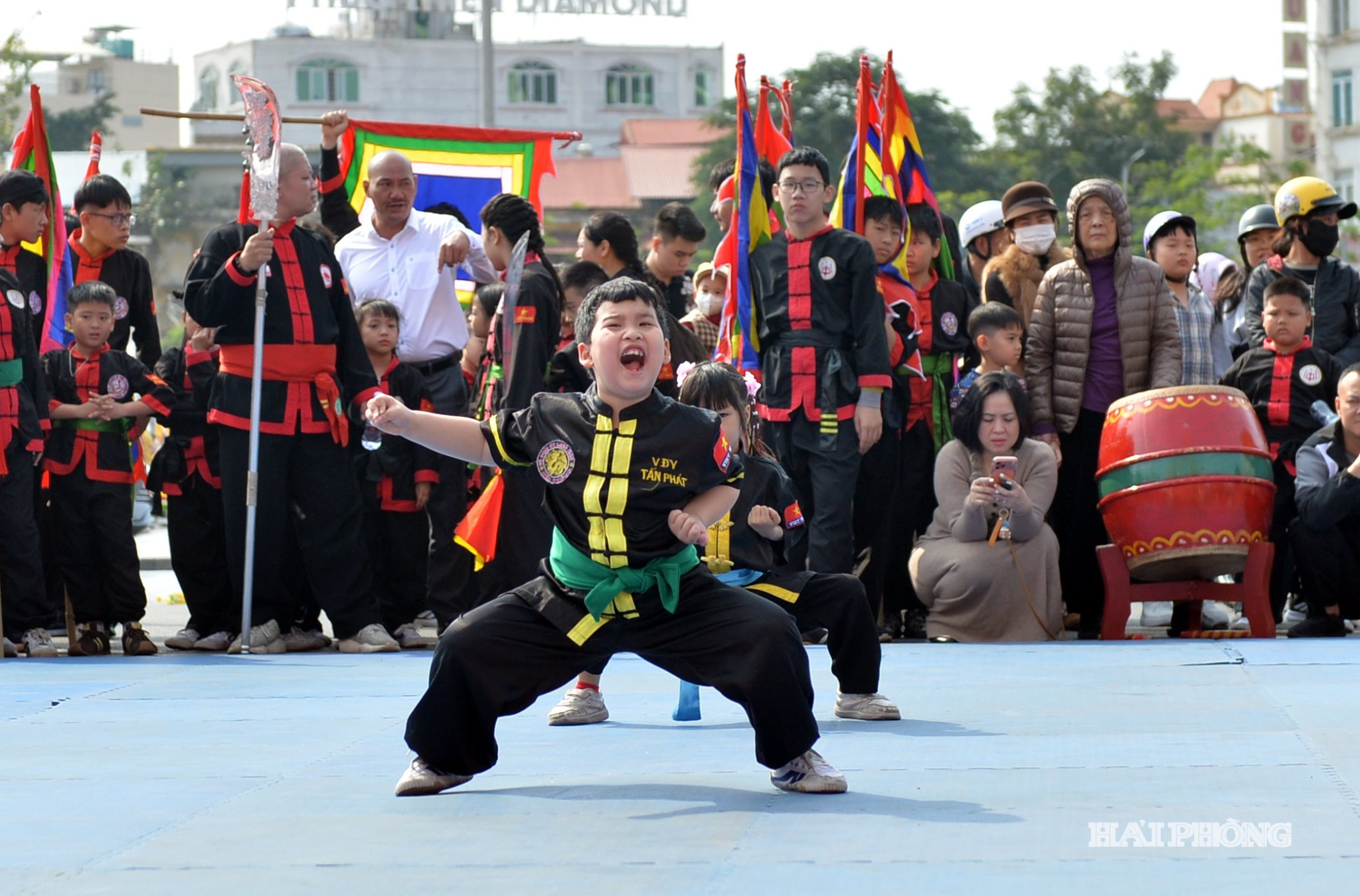 Võ sinh nhí thuộc võ phái Uy Long Môn biểu diễn thể hiện sự hưng phấn, tinh thần quyết tâm, cống hiến gây ấn tượng mạnh với khán giả và du khách.