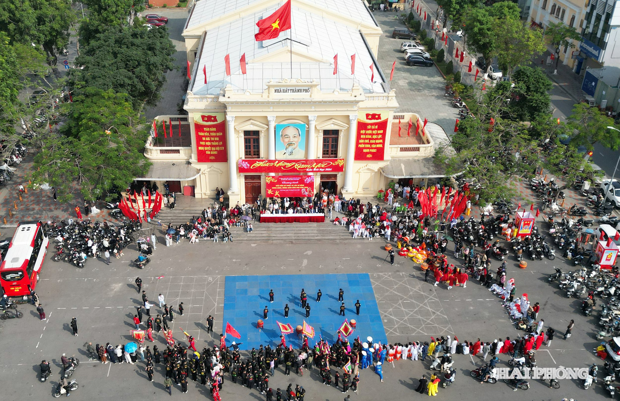 Những tiết mục biểu diễn mang không khí vui tươi, phấn khởi đến nhân dân và du khách cũng như làm phong phú thêm các hoạt động vui Tết, đón Xuân tại dải vườn hoa trung tâm thành phố.