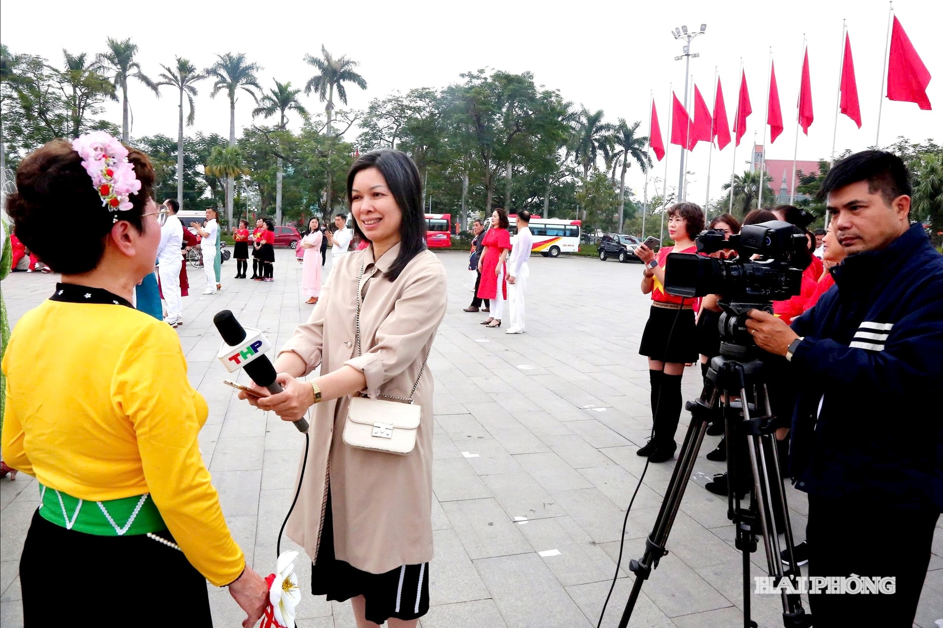 I giornalisti del quotidiano e della televisione di Hai Phong stanno realizzando programmi in questi primi giorni di primavera per fornire informazioni alla popolazione.