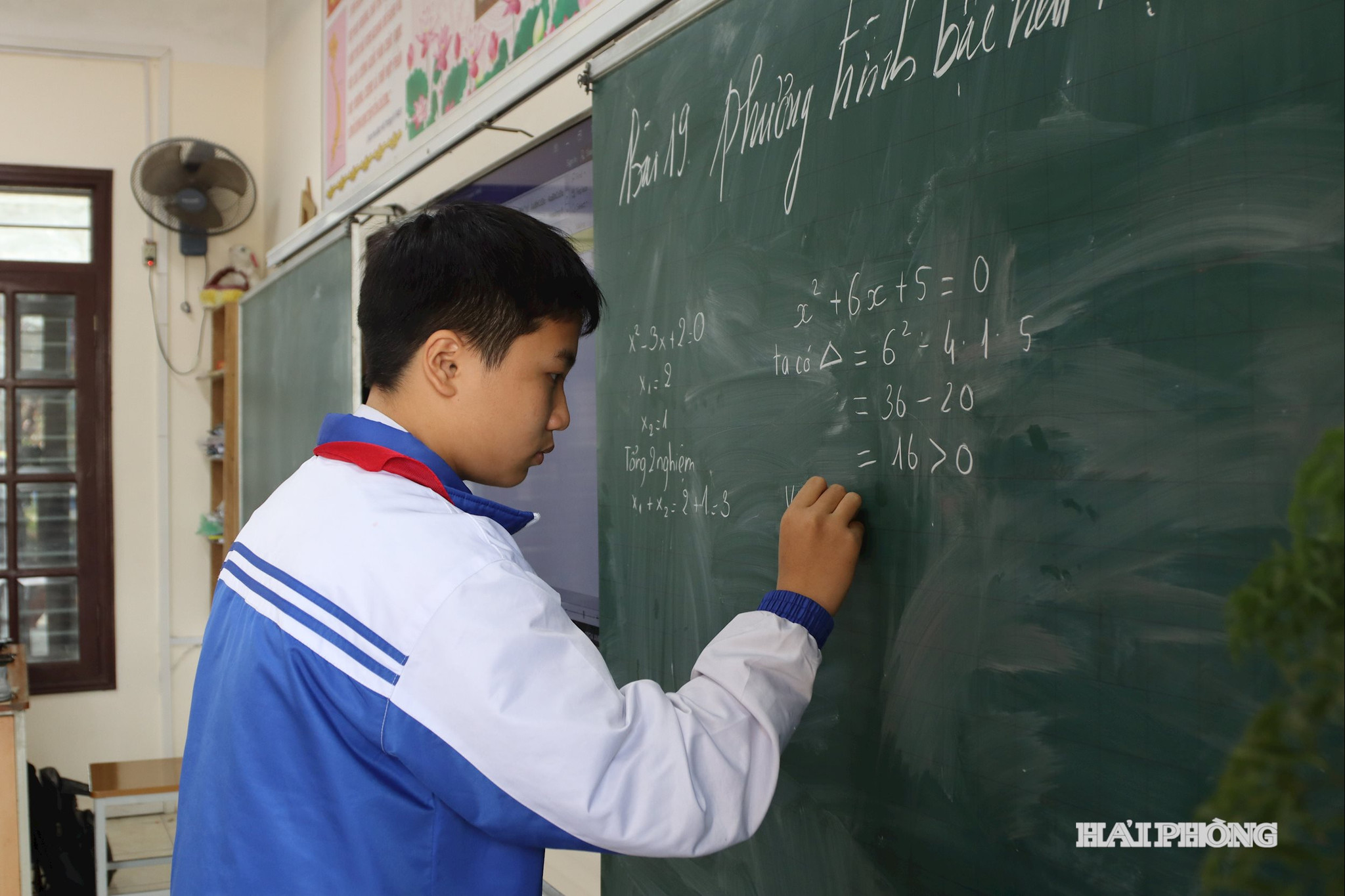 Học sinh lớp 9 Trường THCS Trần Hưng Đạo (phường Lưu Kiếm) tập trung cao cho việc học tập, ôn luyện.