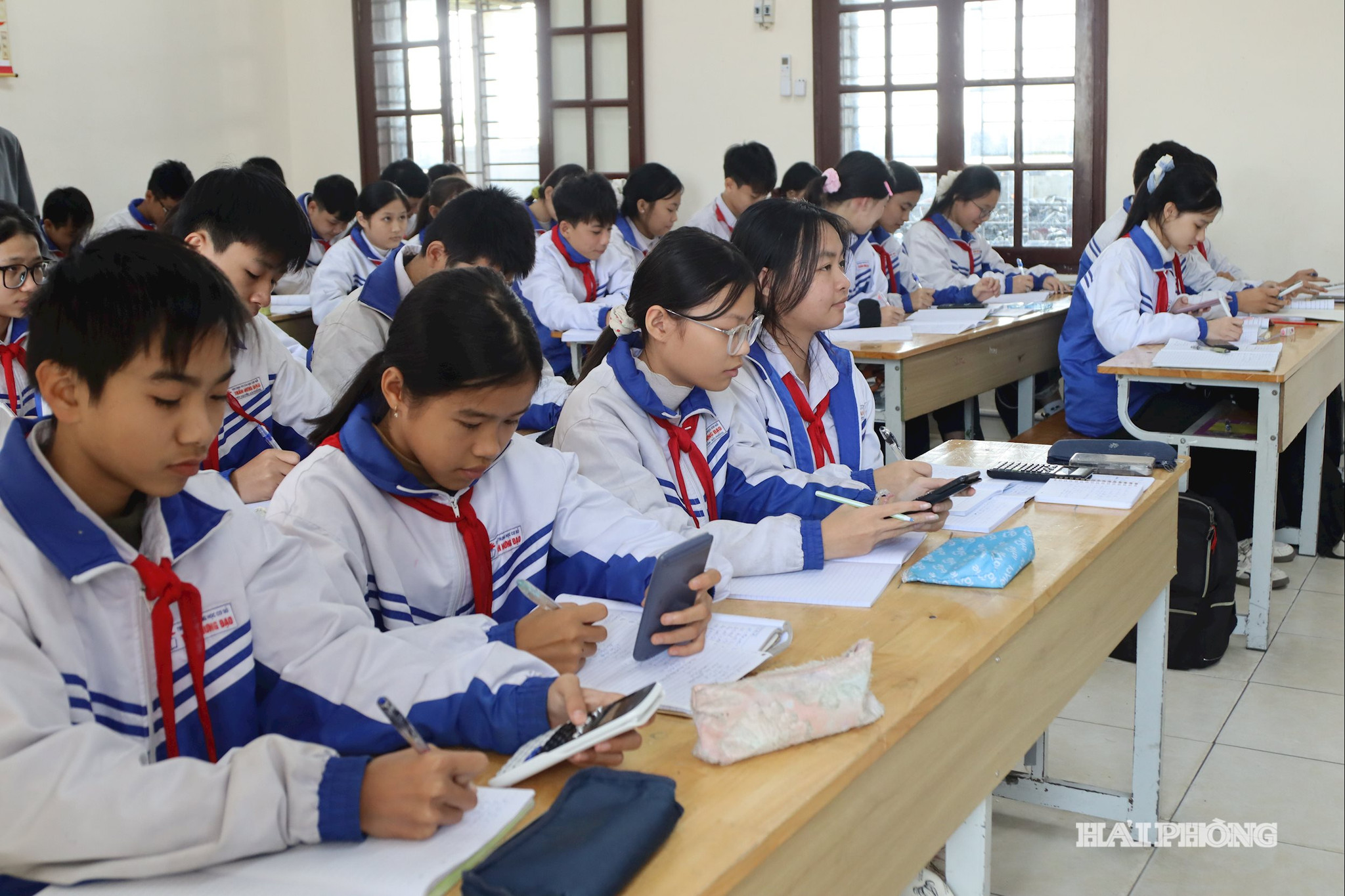 Học sinh khối 9 Trường THCS Trần Hưng Đạo (phường Lưu Kiếm) tích cực học tập chuẩn bị cho kỳ thi.