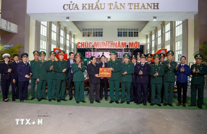 Thủ tướng Phạm Minh Chính đến thăm, chúc Tết các lực lượng làm nhiệm vụ tại cửa khẩu Tân Thanh (Lạng Sơn). (Ảnh: Dương Giang/TTXVN) ttxvn-thu-tuong-chuc-tet-cac-luc-luong-lam-nhiem-vu-tai-cua-khau-tan-thanh-2.jpg