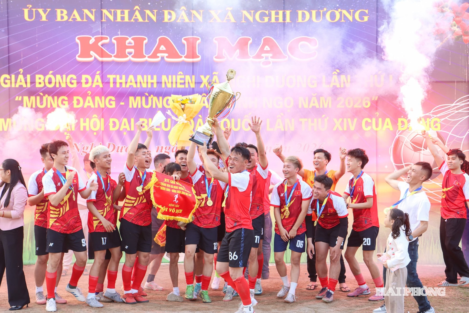 Và sau màn thể hiện xuất sắc, đội Du Lễ 3 giành chức vô địch, huy chương vàng. Ảnh: LÊ DŨNG