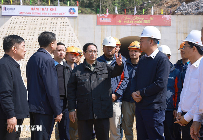 Thủ tướng Phạm Minh Chính kiểm tra tiến độ dự án đường cao tốc Đồng Đăng (Lạng Sơn)-Trà Lĩnh (Cao Bằng). (Ảnh: Dương Giang/TTXVN) ttxvn-thu-tuong-kiem-tra-du-an-giao-thong-trong-diem-tai-lang-son-va-cao-bang-2.jpg