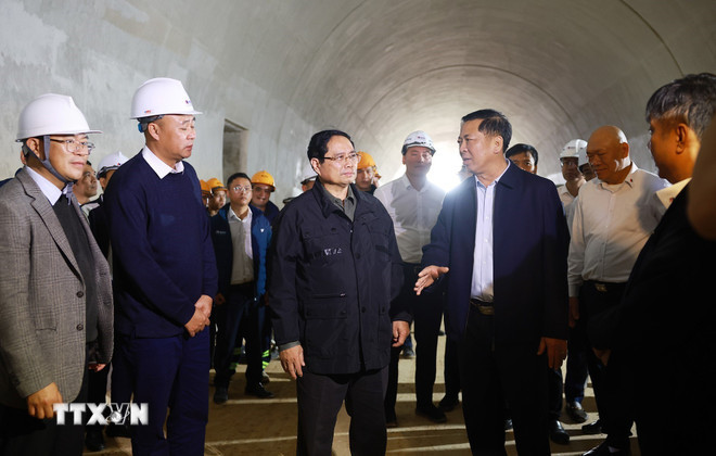 Thủ tướng Phạm Minh Chính kiểm tra tiến độ dự án đường cao tốc Đồng Đăng (Lạng Sơn)-Trà Lĩnh (Cao Bằng). (Ảnh: Dương Giang/TTXVN) ttxvn-thu-tuong-kiem-tra-du-an-giao-thong-trong-diem-tai-lang-son-va-cao-bang-7.jpg
