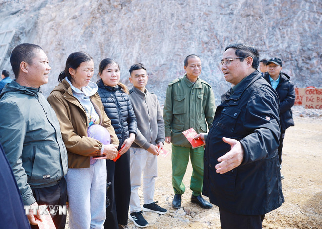 Thủ tướng Phạm Minh Chính chúc Tết nhân dân khu vực dự án đường cao tốc Đồng Đăng (Lạng Sơn)-Trà Lĩnh (Cao Bằng) đi qua. (Ảnh: Dương Giang/TTXVN) ttxvn-thu-tuong-kiem-tra-du-an-giao-thong-trong-diem-tai-lang-son-va-cao-bang-5.jpg