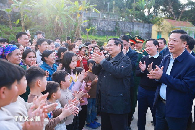 Thủ tướng Phạm Minh Chính thăm, chúc Tết nhân dân Khu tái định cư Đông Khê, Cao Bằng. (Ảnh: Dương Giang/TTXVN) ttxvn-thu-tuong-chuc-tet-nhan-dan-khu-tai-dinh-cu-dong-khe-4.jpg
