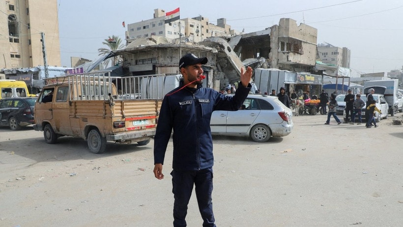 Một cảnh sát điều tiết giao thông ở Gaza. (Ảnh: Reuters)
