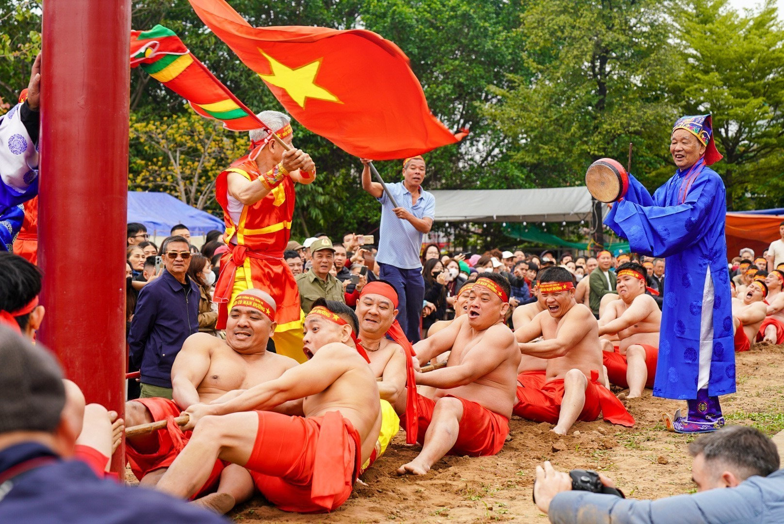Trò chơi dân gian ngày Tết - chất keo gắn kết cộng đồng - Ảnh 1. Trò chơi dân gian ngày Tết - chất keo gắn kết cộng đồng - Ảnh 1.