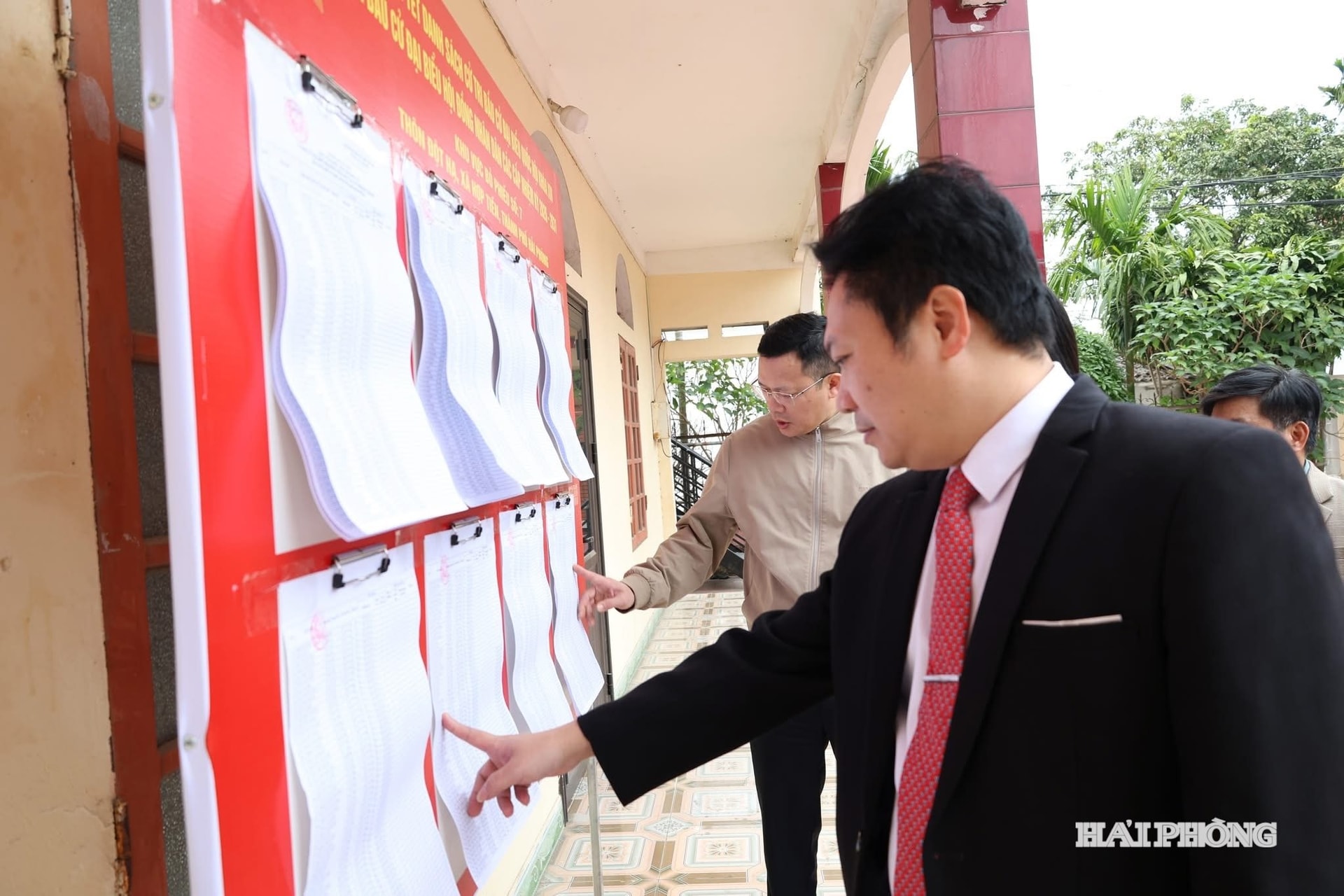 Over 3.2 million voters in Hai Phong will elect 2,375 deputies to People’s Councils at 113 communes, wards and special zones for the 2026–2031 term. Photo: Leaders of Hop Tien Commune check the posted voter list.