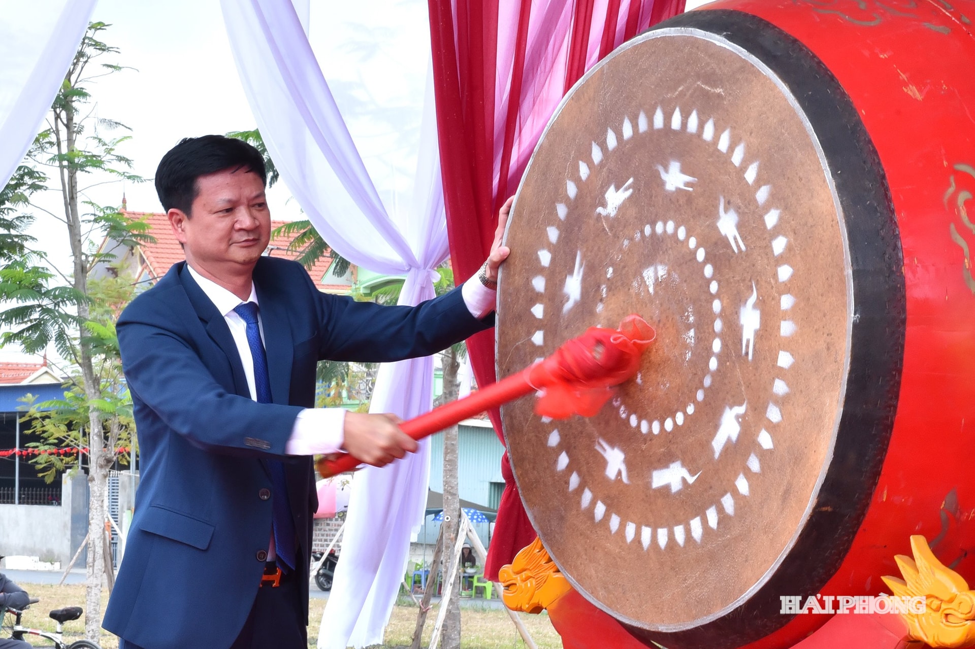 Lãnh đạo phường Nam Triệu đánh trống khai hội hát Đúm.