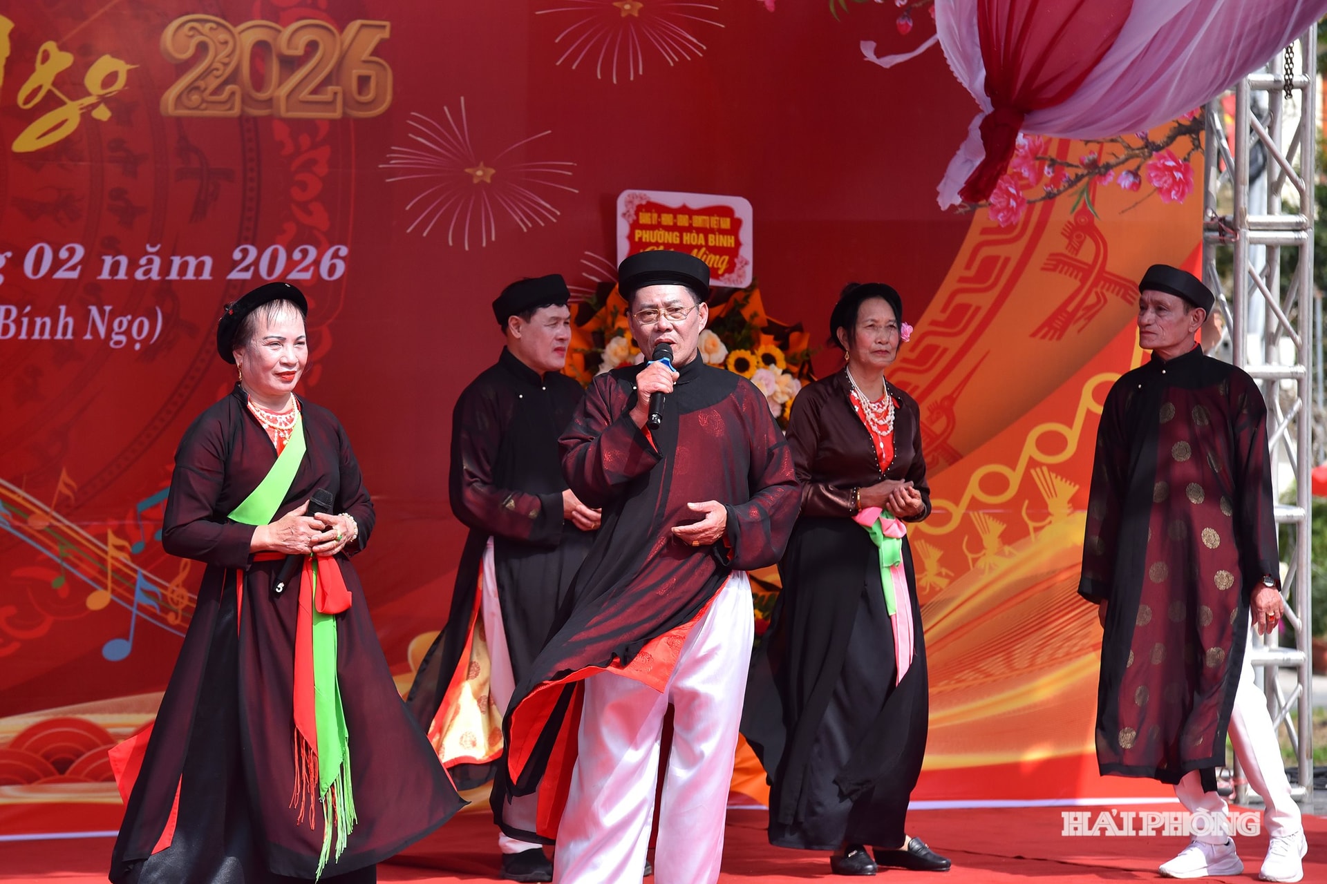 Những làn điệu đối đáp mượt mà, những sắc màu hội xuân tươi thắm đã tạo nên bức tranh lễ hội sôi động, giàu bản sắc. Hát đúm lưu truyền trên vùng đất tổng Phục xưa, nay là phường Nam Triệu (thành phố Hải Phòng).