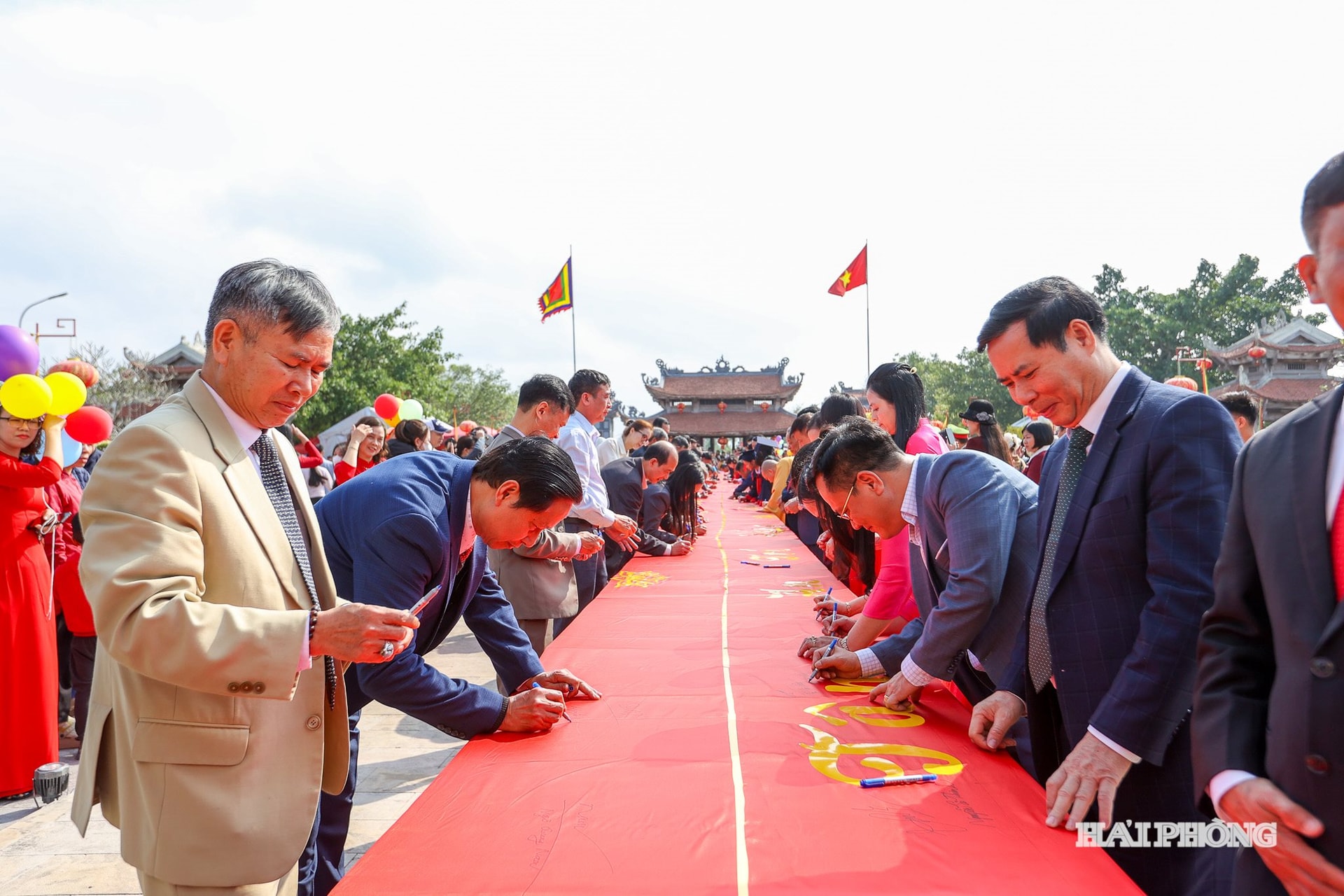A highlight of this year’s festival was the collective calligraphy ritual on a 65-meter-long red silk banner, symbolizing the 65-year reign of the Mac Dynasty in Thang Long.