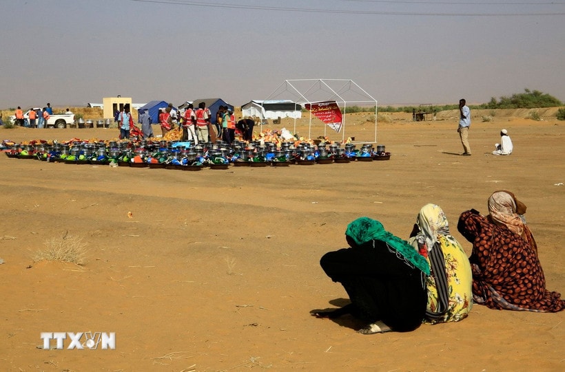 Người dân tại trại tị nạn ở Al-Dabbah, Sudan. (Ảnh: THX/TTXVN)