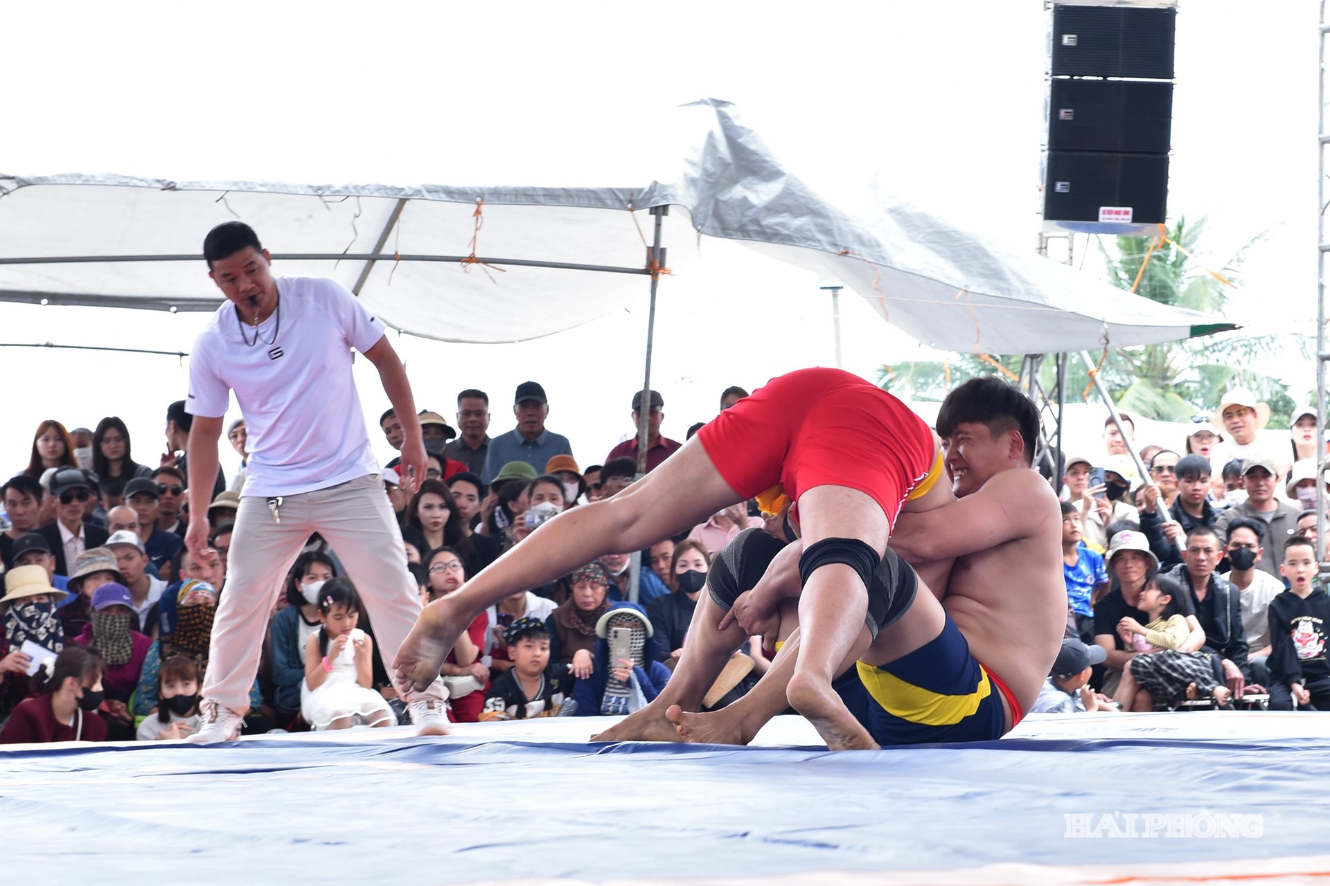 Các đô vật thi đấu ở nội dung giải nội bộ dành riêng cho người dân trên địa bàn phường Nam Triệu.