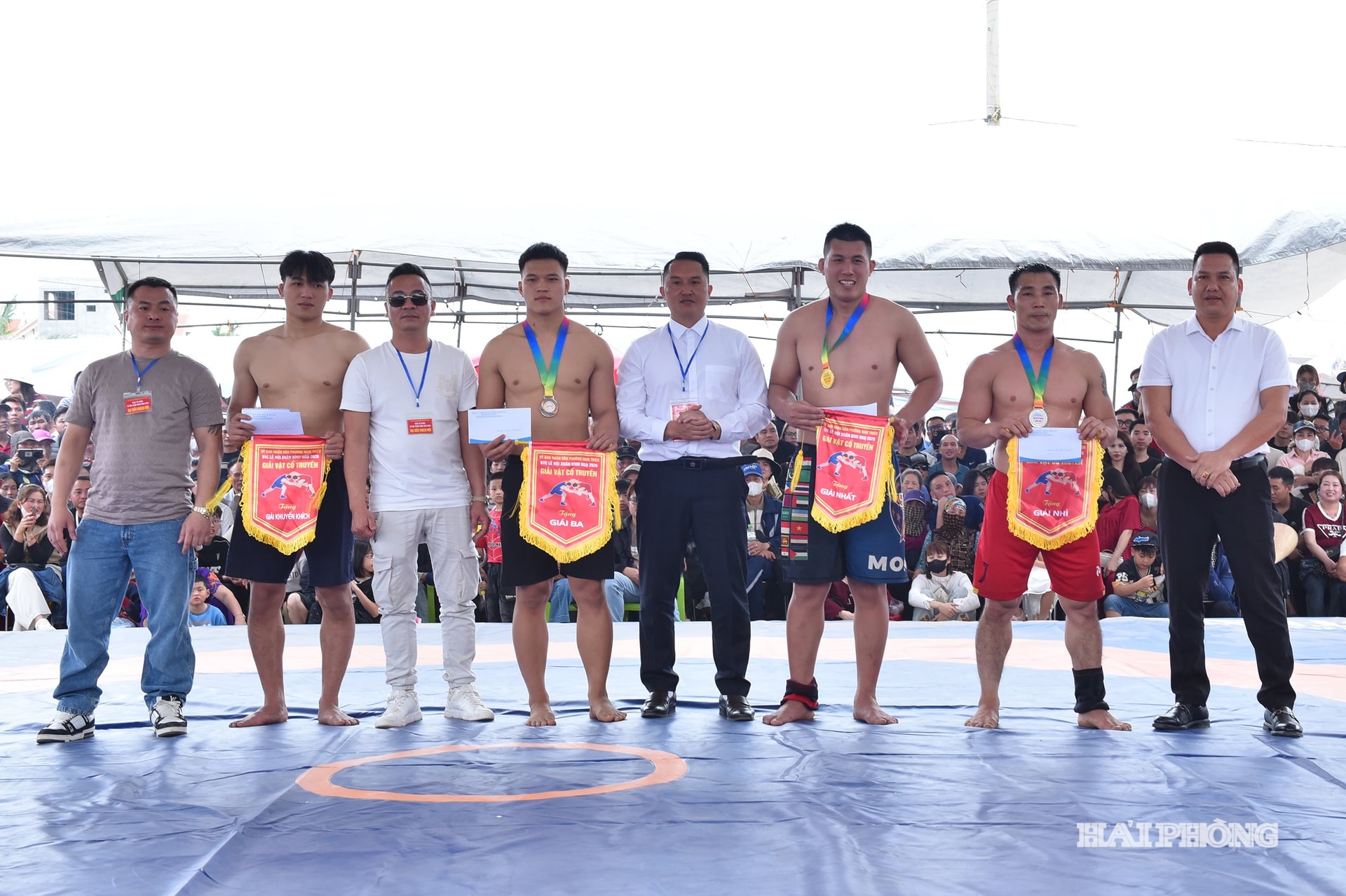 Lãnh đạo phường Nam Triệu trao giải thưởng tặng các VĐV đạt thành tích cao ở nội dung mở rộng dành cho các đô vật nổi tiếng trên địa bàn thành phố, cả nước.