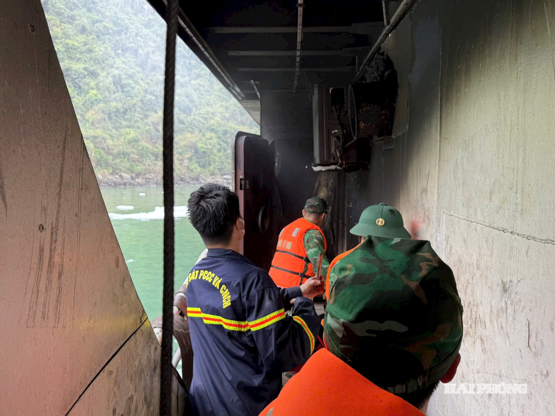 Lực lượng chức năng khống chế đám cháy