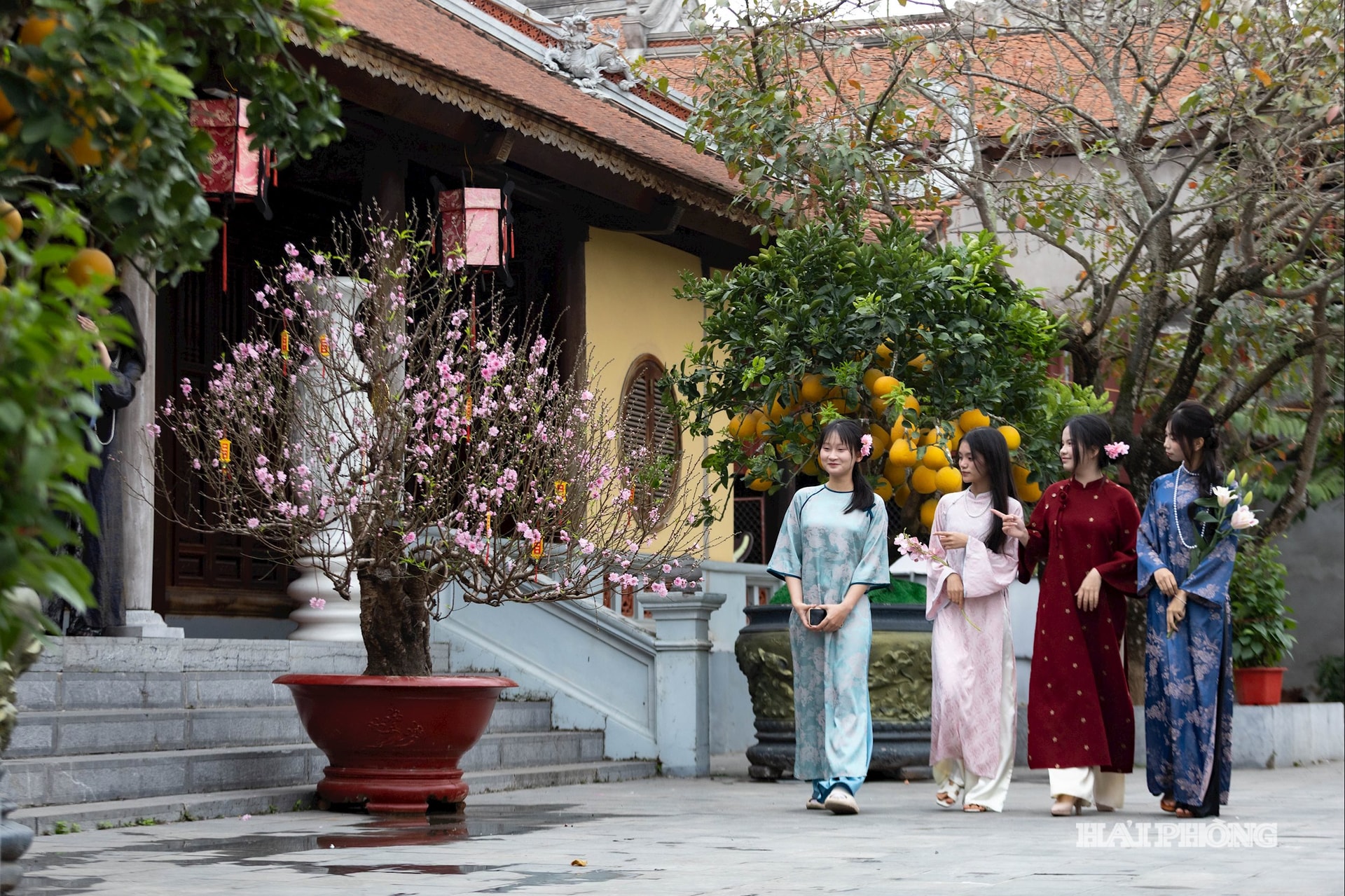 Tại các điểm di tích, đặc biệt là những không gian tâm linh, lượng du khách tăng cao trong những ngày đầu năm Bính Ngọ. Trong bộ áo dài đỏ thắm cùng bạn bè du xuân tại đền Tranh (xã Ninh Giang), bạn Vũ Thị Thanh ở xã Vĩnh Lại cùng mọi người lưu lại những bức hình đầu năm giữa không gian linh thiêng. “Đầu năm đi lễ cho mình cảm giác nhẹ nhàng hơn, như được nạp năng lượng tích cực cho cả năm. Chúng em năm nào cũng giữ thói quen này”, Thanh chia sẻ.