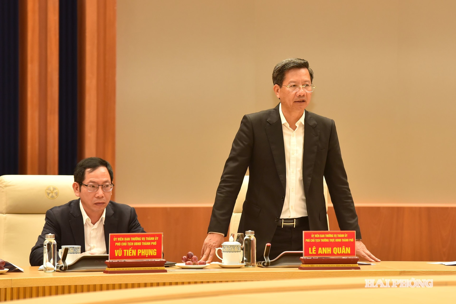 Đồng chí Lê Anh Quân, Phó Chủ tịch Thường trực UBND thành phố phát biểu tại hội nghị.