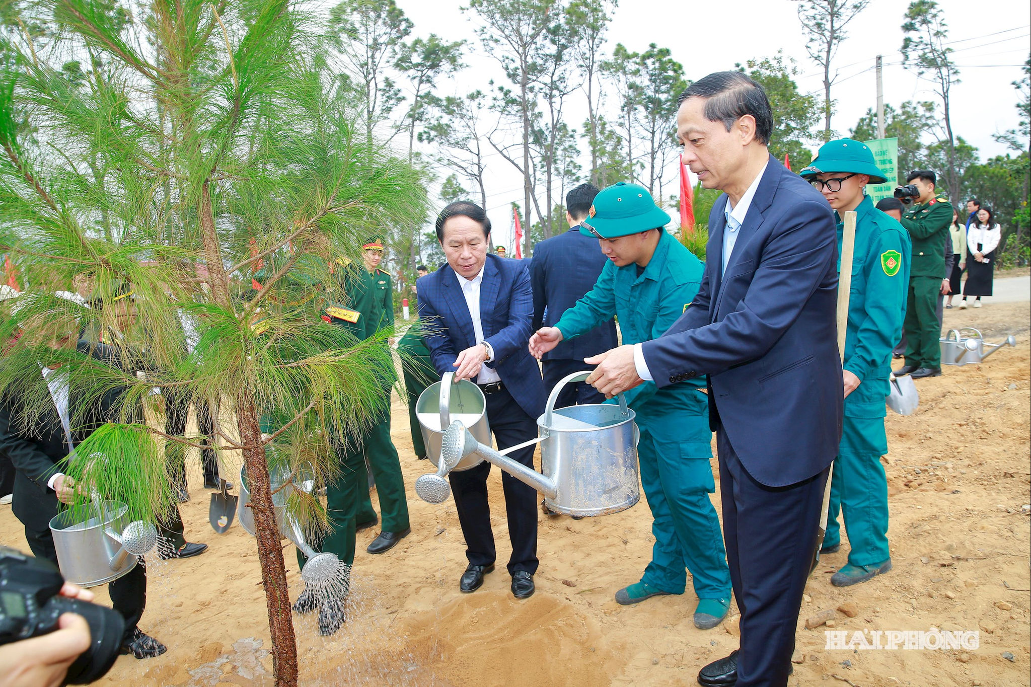 Đồng chí Đỗ Mạnh Hiến, Phó bí thư Thường trực Thành uỷ trồng cây mùa xuân tại phường Đồ Sơn.