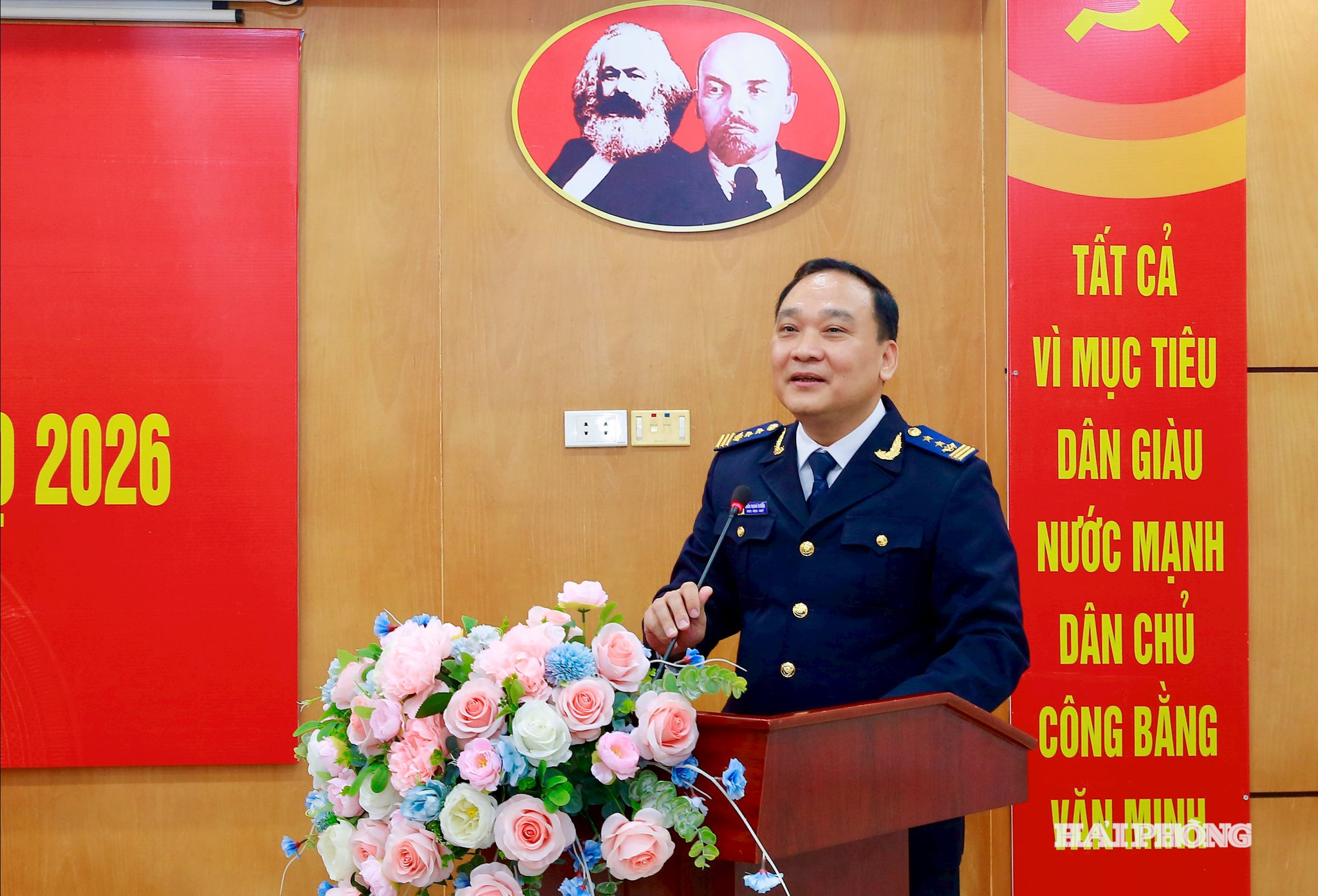 Đồng chí Trần Mạnh Cường, Chi cục trưởng Chi cục Hải quan Khu vực III báo cáo kết quả thực hiện nhiệm vụ tháng đầu năm