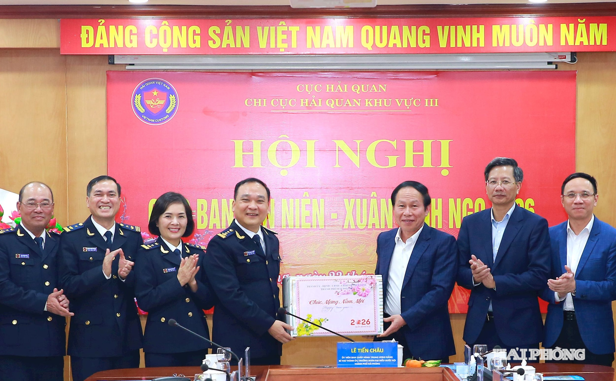 Đồng chí Lê Tiến Châu, Uỷ viên Trung ương Đảng, Bí thư Thành uỷ, Trưởng đoàn đại biểu quốc hội Hải Phòng thăm và làm việc tại Chi cục Hải quan Khu vực III.