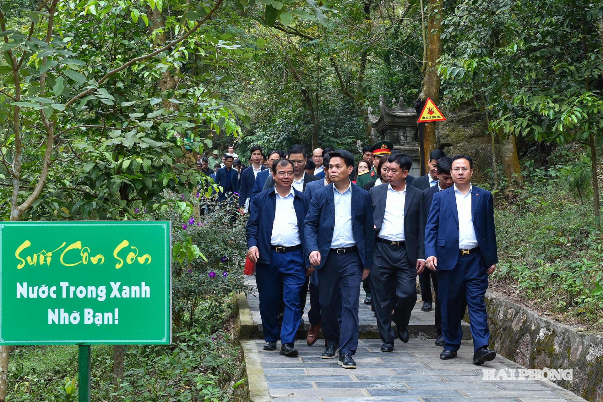 Đồng chí Lê Ngọc Châu, Uỷ viên Trung ương Đảng, Phó Bí thư Thành uỷ, Chủ tịch UBND thành phố kiểm tra Dự án cải tạo phục hồi suối Côn Sơn.