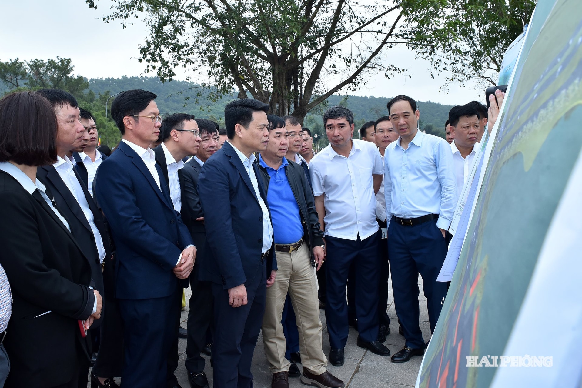 Đồng chí Lê Ngọc Châu, Uỷ viên Trung ương Đảng, Phó Bí thư Thành uỷ, Chủ tịch UBND thành phố kiểm tra một số dự án, hạng mục trước chùa Côn Sơn.