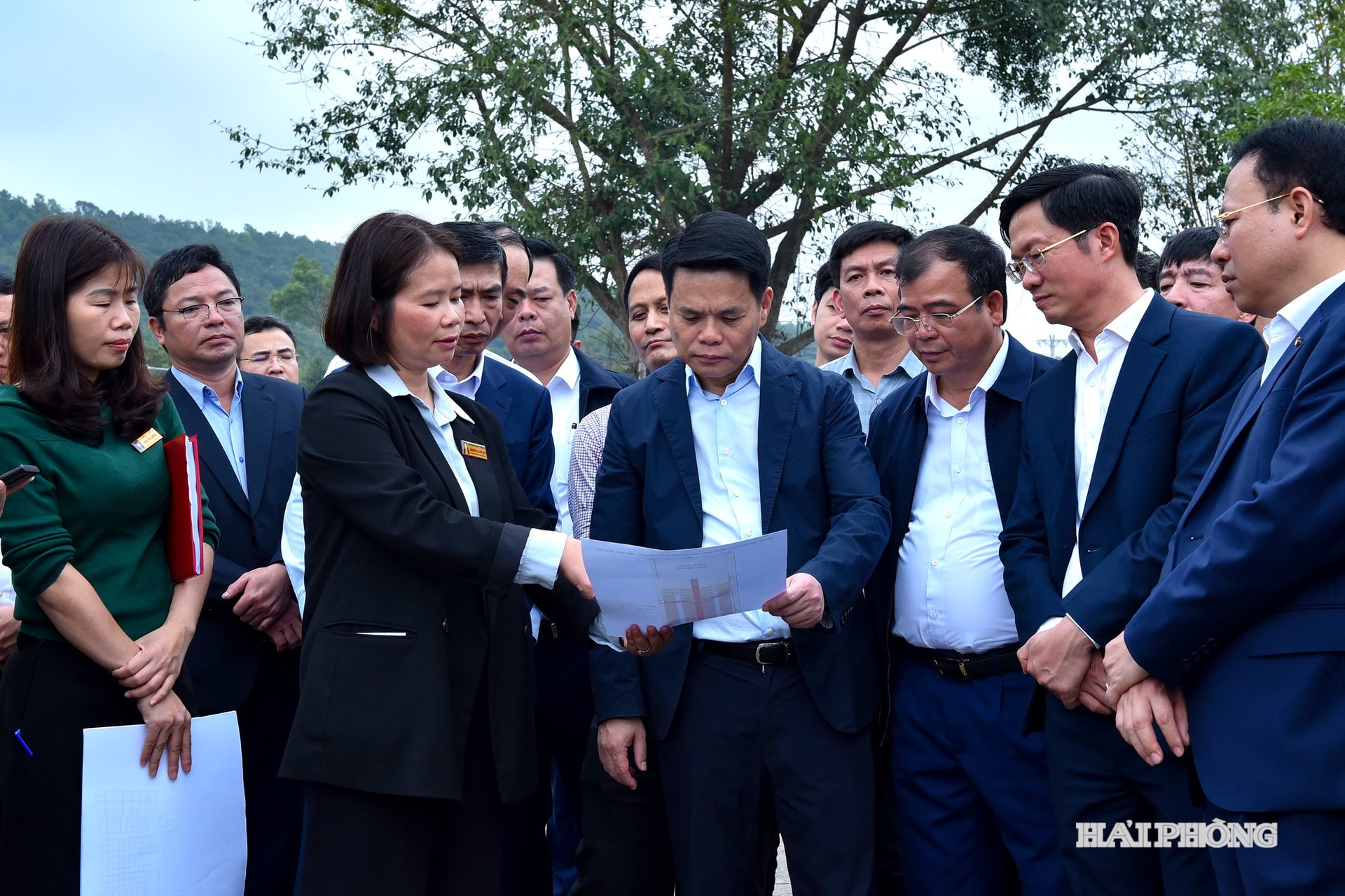 Đồng chí Lê Ngọc Châu, Uỷ viên Trung ương Đảng, Phó Bí thư Thành uỷ, Chủ tịch UBND thành phố kiểm tra một số dự án, hạng mục trước chùa Côn Sơn.