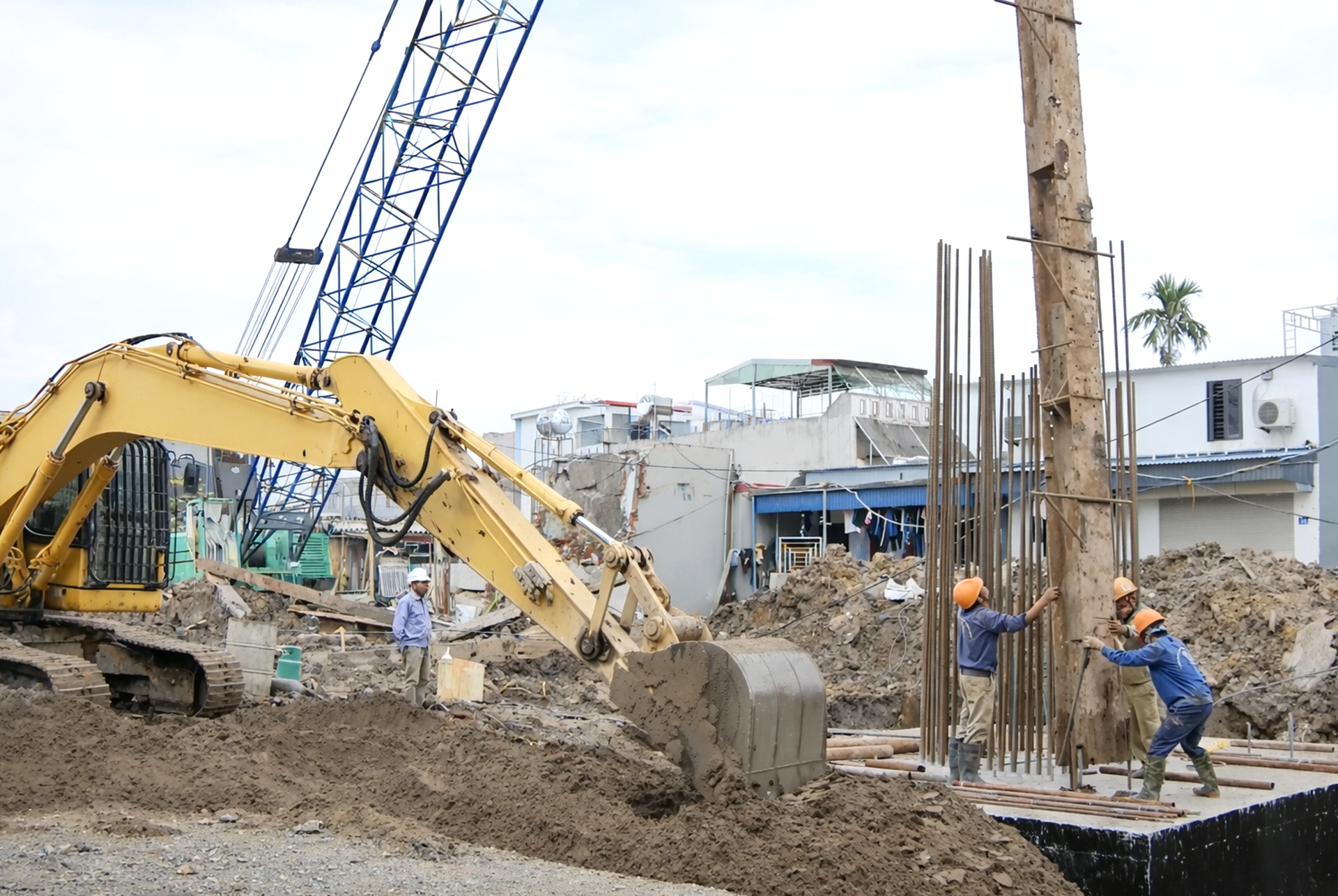 Molti progetti di costruzione in città hanno ripreso a ritmo serrato subito dopo il Capodanno lunare.