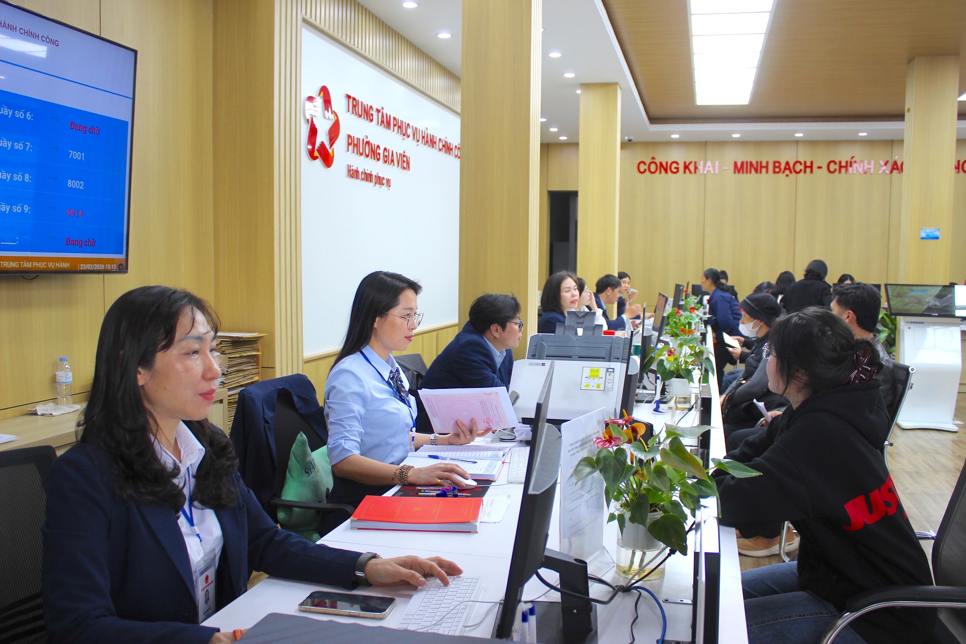Nghị quyết mới đặt ra yêu cầu cao hơn đối với đội ngũ cán bộ, đảng viên. Ảnh minh hoạ: PHONG TUYẾT