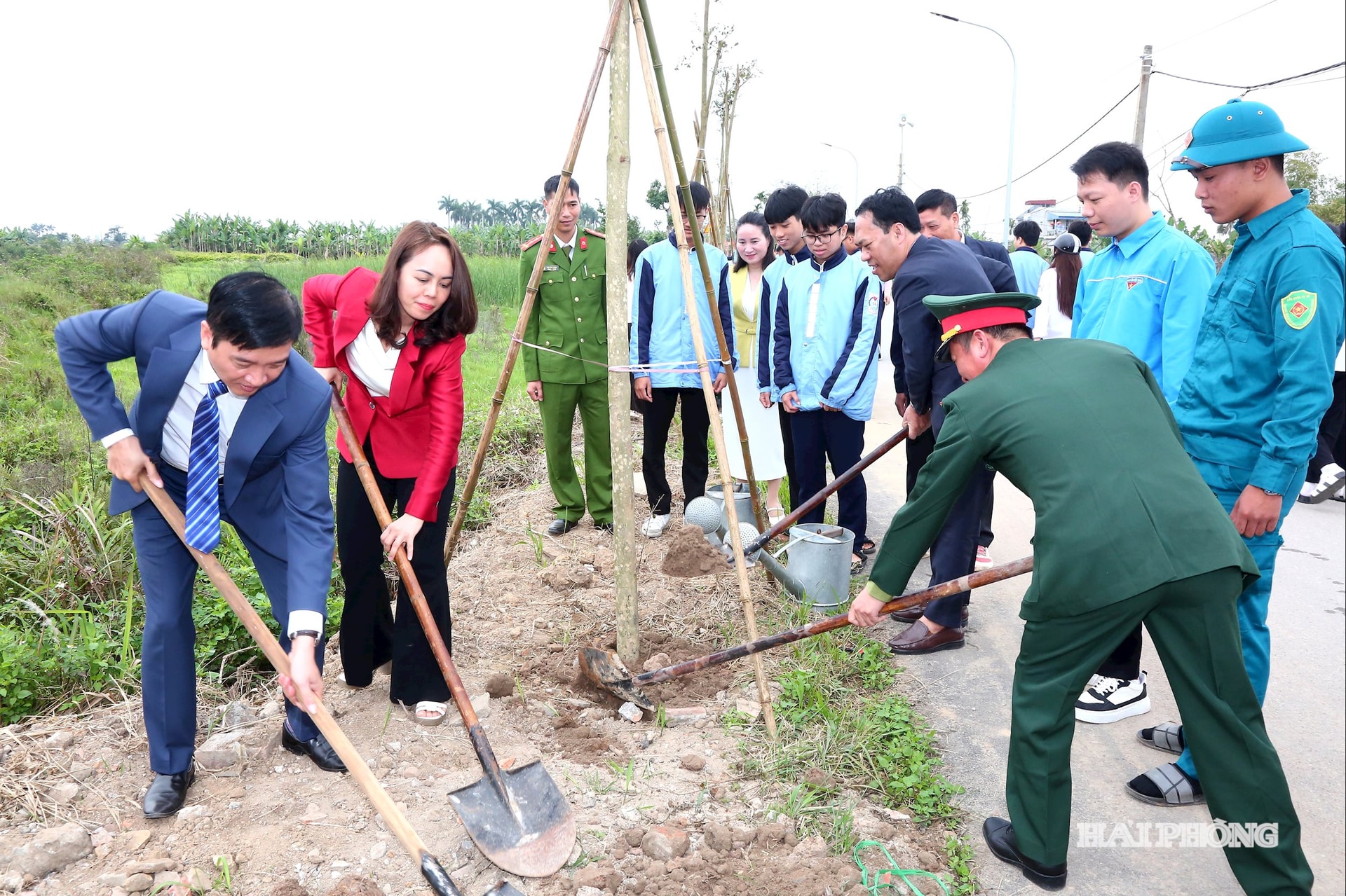 Lãnh đạo Đảng ủy, UBND xã An Hưng tham gia trồng cây.