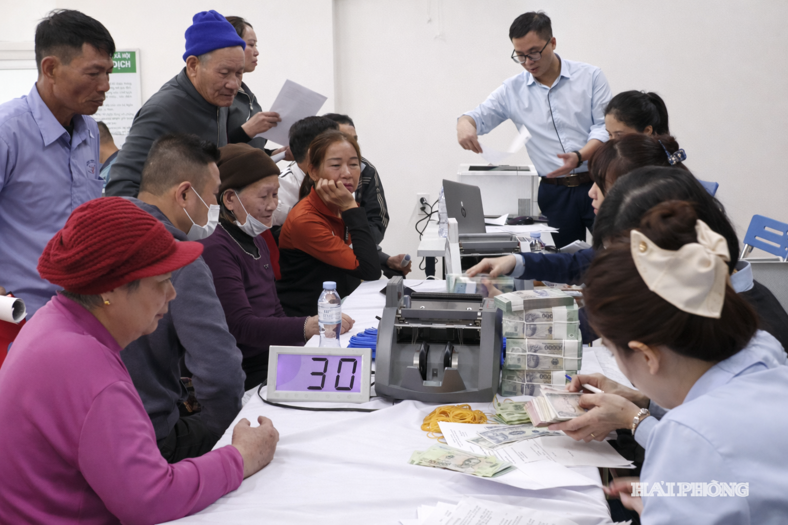 Người d&acirc;n phường Ph&ugrave; Liễn nhận kinh ph&iacute; đền b&ugrave;, hỗ trợ giải ph&oacute;ng mặt bằng dự &aacute;n Tổ hợp gi&aacute;o dục FPT.