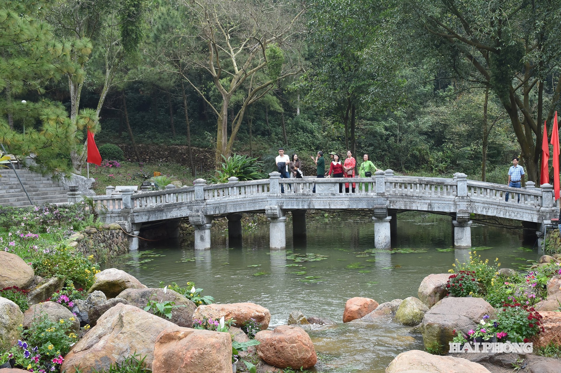 Suối Côn Sơn là một địa điểm thu hút lớn khách du lịch.