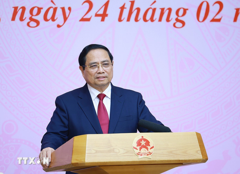 Thủ tướng Phạm Minh Chính chúc mừng các chuyên gia, nhà khoa học tiêu biểu trong lĩnh vực y tế. (Ảnh: Dương Giang/TTXVN)