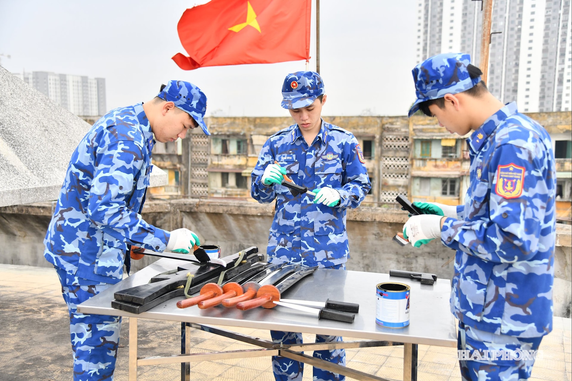 Cán bộ, chiến sĩ đơn vị sửa chữa, làm mới mô hình học cụ huấn luyện