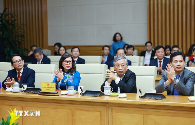 Đại diện các chuyên gia, nhà khoa học tiêu biểu trong lĩnh vực y tế tham dự buổi gặp Thủ tướng Chính phủ. (Ảnh: Dương Giang/TTXVN) ttxvn-thu-tuong-gap-mat-dai-dien-cac-nha-khoa-hoc-tieu-bieu-trong-linh-vuc-y-te-8605183-6.jpg
