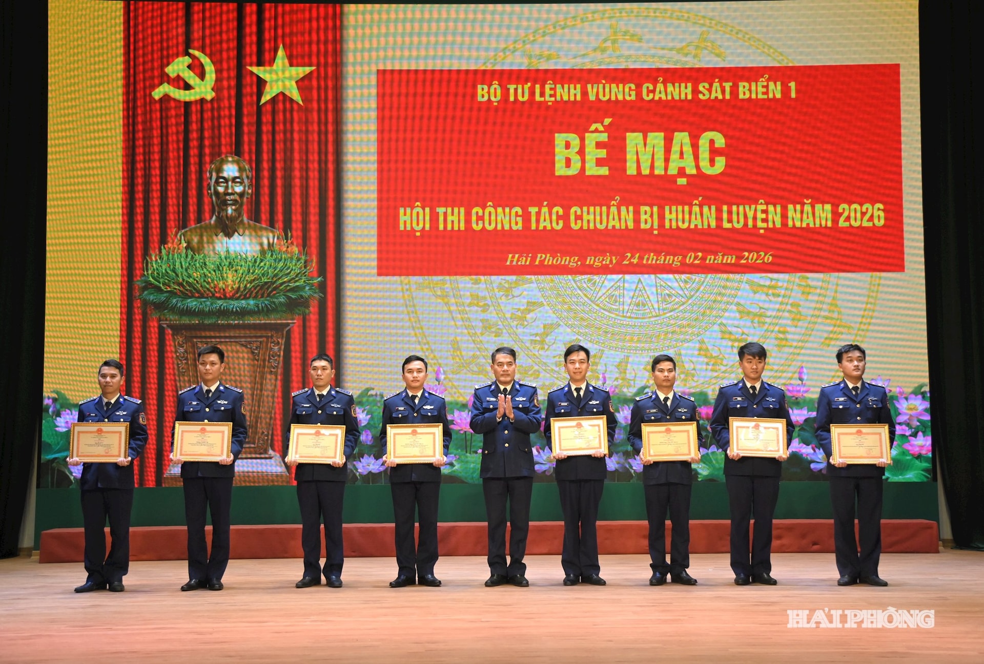 Đại tá Lương Cao Khải, Phó tư lệnh, Tham mưu trưởng Vùng Cảnh sát biển 1 trao giải cho các tập thể có thành tích cao tại Hội thi