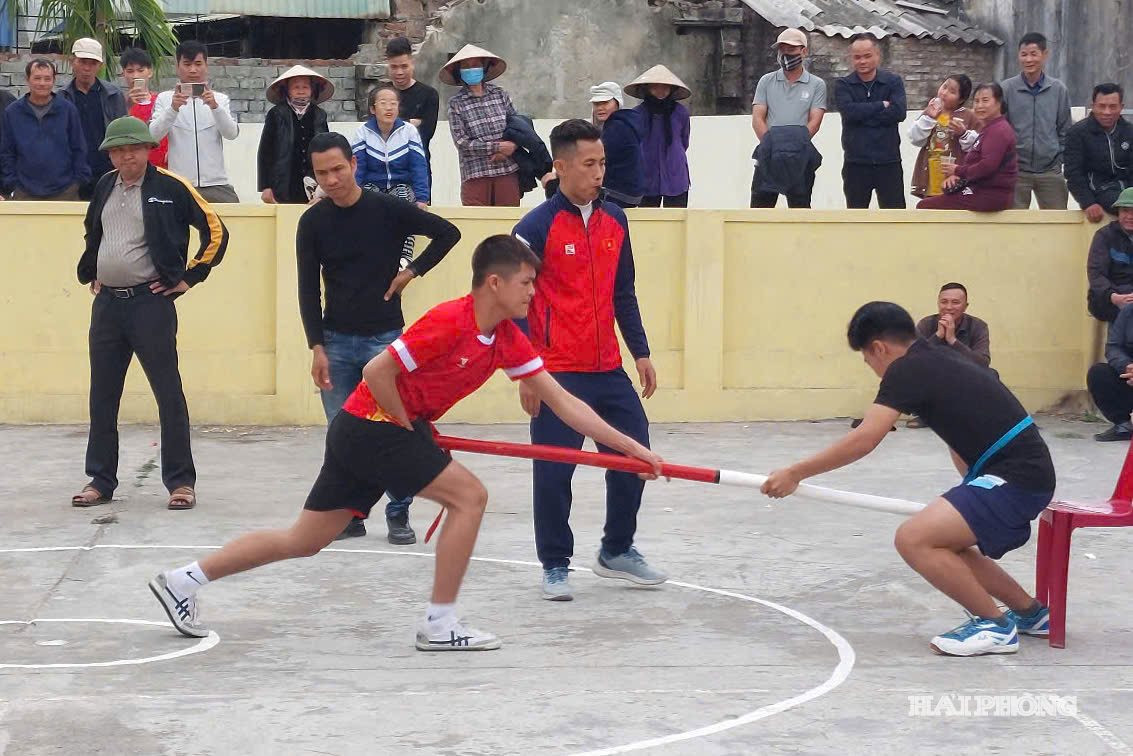 Trò chơi đẩy gậy thường được tổ chức tại lễ hội NU