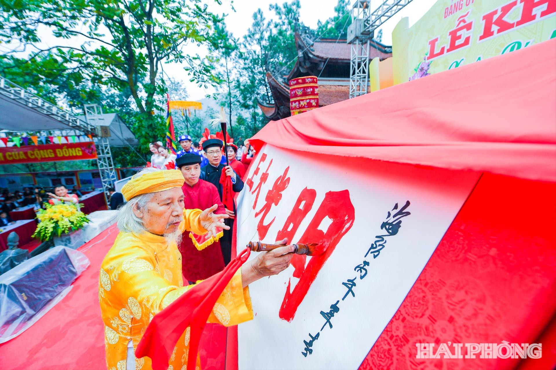 Nhà thư pháp Lê Thiên Lý viết chữ thư pháp Hán văn khổ lớn với 4 chữ “Chính Đại Quang Minh” biểu trưng cho đường lối đúng đắn, sáng suốt, vì dân vì nước.