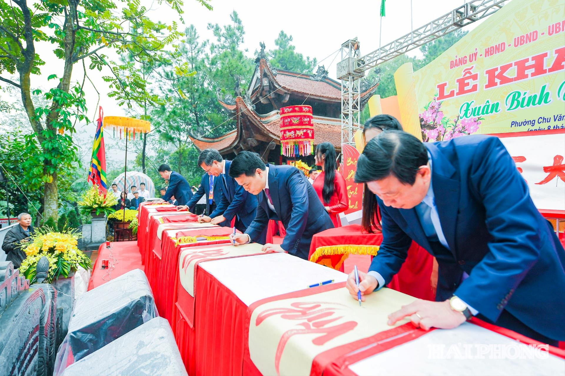 Các đồng chí lãnh đạo thành phố thực hiện khai bút chữ Quốc ngữ với 7 chữ: “Trí - Minh - An - Khang - Vinh - Thịnh - Phúc”, mang thông điệp về trí tuệ, sức khỏe, sự nghiệp và phúc đức.