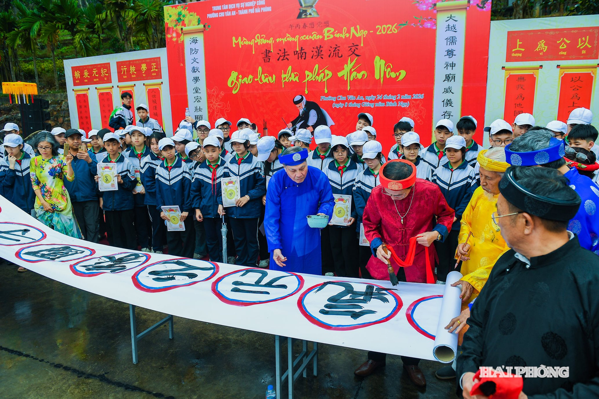 Trong chương trình giao lưu thư pháp Hán Nôm, các nhà thư pháp của Trung tâm Thư pháp Câu đối và Hán Nôm học Hải Phòng trực tiếp trình diễn, tặng chữ đầu xuân cho đại biểu, nhân dân và các em học sinh.