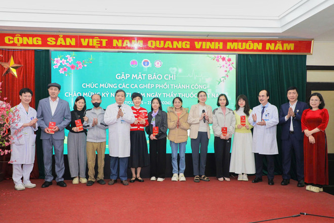 Các bác sỹ và các bệnh nhân đã được ghép phổi. (Ảnh: PV/Vietnam+) bv-phoi-2.jpg